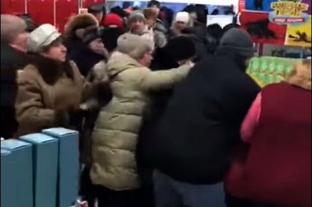 “Şəkər döyüşləri” geridə qaldı: Rusiyada insanlar artıq sabun üstündə dava edirlər - VİDEO