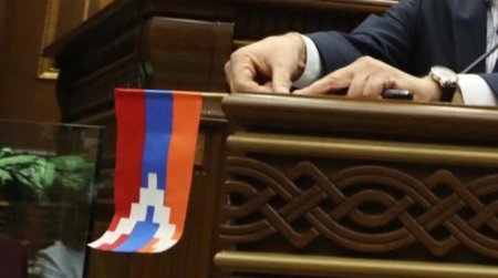 SON DƏQİQƏ: Ermənistan parlamentində qondarma "Artsax"ın bayrağı endirildi - VİDEO