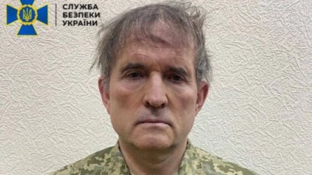 Zelenski ‘Putinin kirvəsinin’ əlləri qandallı fotosunu yayıb