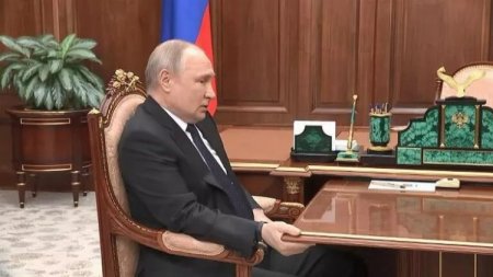 Putinin bu görüntüsü yenidən gündəmi alt-üst etdi: Niyə masadan yapışır? - FOTO