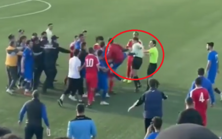 Futbolçular hakimi döydü - VIDEO