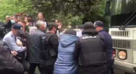 Almatıda yenə ARA QARIŞDI - Polis siyasi məhbusların azad edilməsini tələb edən etirazçıları SAXLADI - VİDEOLAR