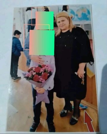 Azərbaycan bayrağı direktor müavininin ayağının altında  – FOTO