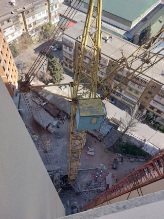 “Vesta Construction” Şirkətinin Tikdiyi Bina Uçur: “ARXAMIZDA NİZAMİ RİH DAYANIR”