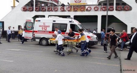 İstanbulda gəmi estakada ilə toqquşdu: Yaralananlar var – VİDEO