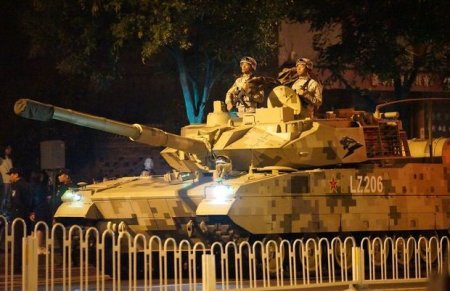 Çin hökuməti etirazlarçıların üzərinə tankları göndərdi - VİDEO