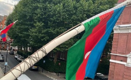Azərbaycan bayrağı yenidən səfirlik binasında dalğalanır (VİDEO)