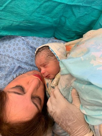 Bakıda 57 yaşlı qadın 15 il sonsuzluqdan sonra ana olub - FOTO