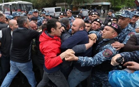 Müəllim və şagirdlər yolu bağladılar