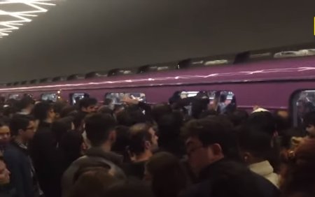 Metroda biabırçı mənzərə - Hamı bu görüntüdən danışır - VİDEO