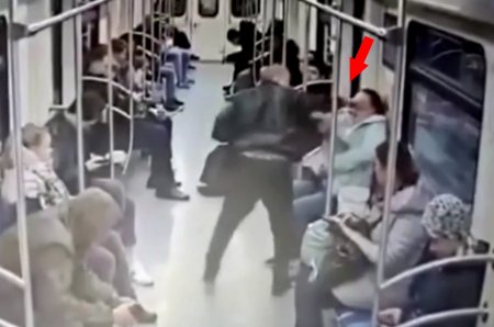 Metroda telefonda uca səslə danışan qadının üzünü kəsdilər - VİDEO