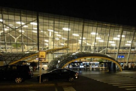 Aeroportda baltalanan oğlan görün kimdir