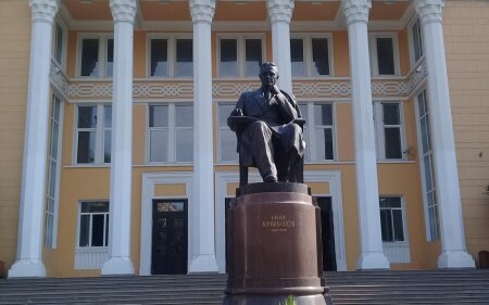 Dahi bəstəkarın heykəlinə ayaqqabı atan şəxs cəzalandırılıb
