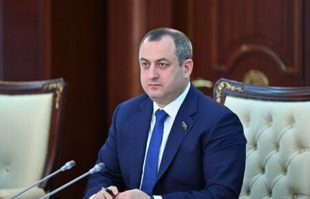 Adil Əliyevdən Erkin Qədirliyə cavab: “Demokratik yolla seçilmədiyinizi bildirirsinizsə, nədən Milli Məclisin işində iştirak edirsiniz?”