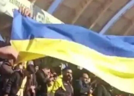İranlılar rus futbolçuları Ukrayna bayrağı ilə qarşılayıb