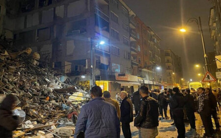 Diyarbakırda zəlzələ zamanı bina belə dağıldı - DƏHŞƏTLİ GÖRÜNTÜLƏR