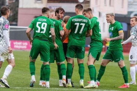Futbolçular qadın hakimə hücum edib onu vurdu – OLAYLI VİDEO