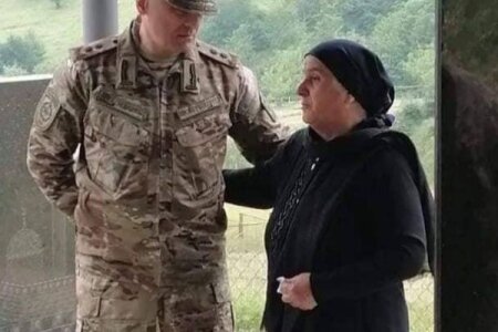 Hikmət Mirzəyev XTQ şəhidi Pəncəlinin anasının qarşısında… – VİDEO