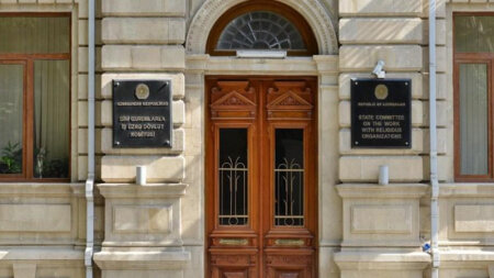 İşdən çıxarılan axund dini komitəni məhkəməyə verdi