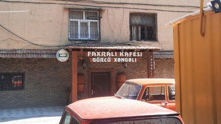 “Faxralı”da dava salıb, polis bölməsinin qapısını sındıran vəkil kimdir?