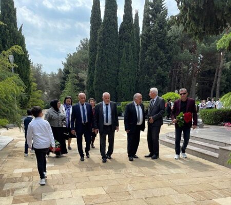 Polimer Materialları İnstitutunun kollektivi Ulu Öndər Heydər Əliyev və akademik Zərifə Əliyevanın məzarlarını ziyarət ediblər