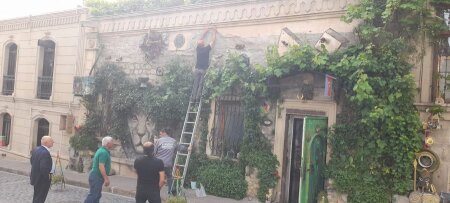 İçərişəhərdə müzakirələrə səbəb olan “dəmir yumruq” abidəsi söküldü - FOTO