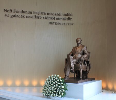 Dövlət Neft Fondunun kollektivi Ulu Öndərin xatirəsini yad edib