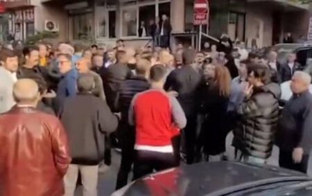 Seçki avtobusunun qarşısını kəsib qadınları döymək istədilər