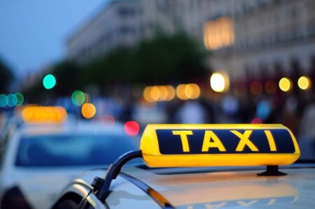 Taksi sürücüsü avtomobili teleaparıcının üzərinə sürdü
