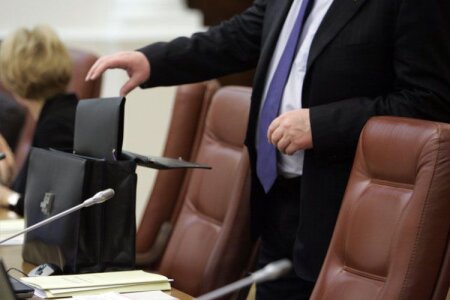 Məmurlar məhkəmə zalında həbs edildi