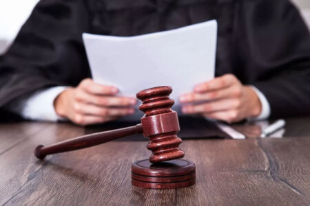 86 yaşlı nənəsinin evinə basqın edən nəvəyə AĞIR CƏZA