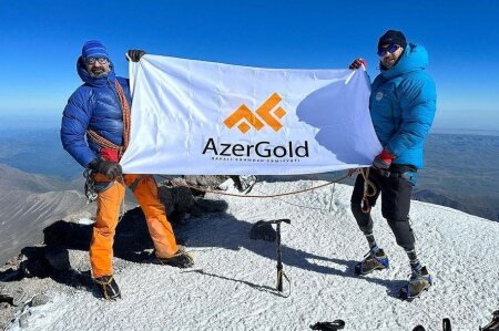“AzerGold” QSC-nin dəstəyi ilə alpinist İsrafil Aşurlı və qazi Polad Rzayev Elbrus zirvəsini fəth ediblər