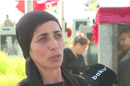 Şəhid anası oğlunun məzarına Şuşa və Laçından kəklikotu gətirdi - VİDEO