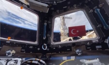 Kosmosda Türkiyə bayrağı açan görün kimdir - FOTO