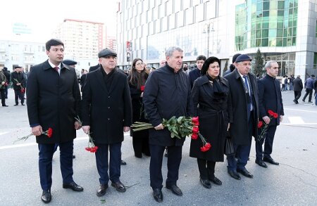 AMEA-nın kollektivi Xocalı soyqırımı abidəsini ziyarət edib