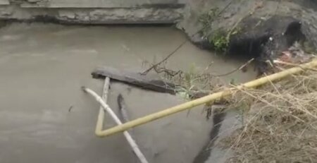 Göyçayda qaz boruları su kanalının içindən keçir, rəsmilər isə inkar edir... - VİDEO