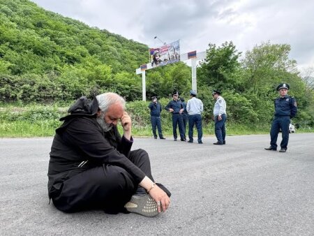 Üsyançı keşiş qaçmağa hazırlaşır