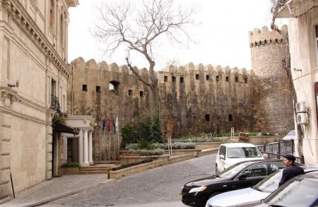 Qoşa Qala qapılarının ətrafı da zəbt edildi: Restoran tikilir