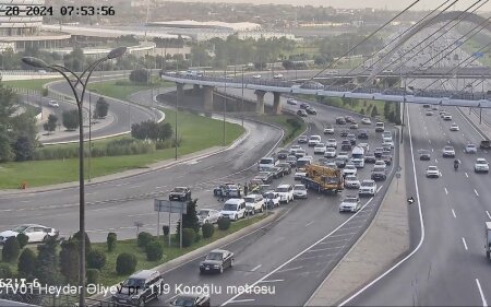 Bitum daşıyan maşını aşıb, maye yola dağılıb