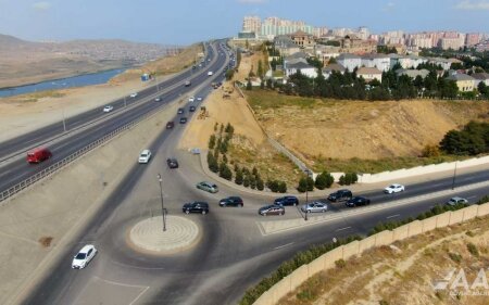 YPX əməkdaşları Bakı Kənar Dairəvi yolda iri qaya parçalarının yola doğru sürüşməsini müşahidə edib..