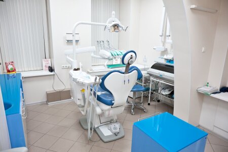 Bakıda mühafizəçinin stomatoloq adı ilə xəstənin 11 dişini çəkdiyi iddia edilir