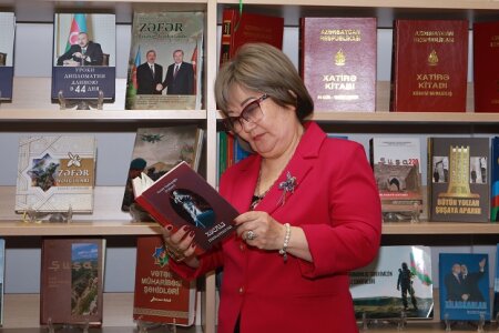 Qazaxıstanlı yazıçı-publisist araşdırma aparmaq məqsədilə Mərkəzi Elmi Kitabxanada olub