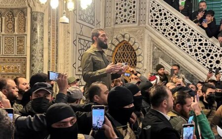 Suriya müxalifətinin lideri Dəməşqdəki simvolik Əməvi məscidində qələbə nitqi söyləyib