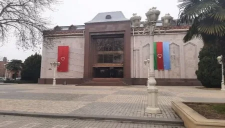 Gəncədə "Dövlət bayrağı haqqında" qanunun tələbləri niyə pozulur? - FOTOLAR