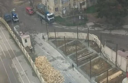 Nizaminin icra başçısından “bayram fürsəti” -Məktəb ərazisindəki qanunsuz tikinti nədən “görməzliyə vurulur”?