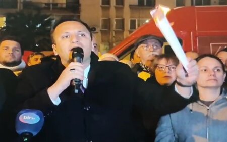 Etiraz olaraq diplomunu yandırdı - VİDEO