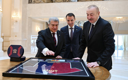 “Barselona” prezidentindən İlham Əliyevə hədiyyə – FOTOLAR