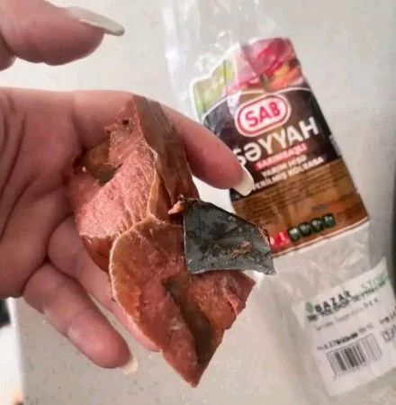 "SAB"-ın kolbasasından dəmir parçası çıxdı –FOTOLAR