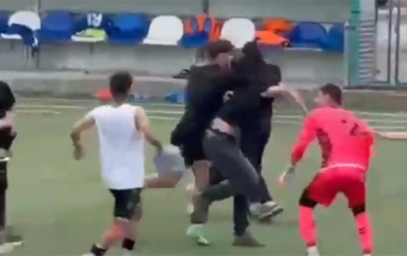 Azarkeş meydana girib futbolçuya görün nə etdi-ANBAN VİDEO