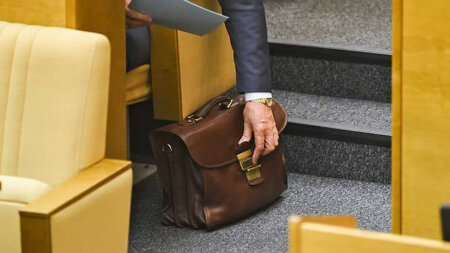 DEPUTAT OD PÜSKÜRDÜ-"Müəllimi 65 yaşında pensiyaya çıxardırıq, amma akademiyanın prezidenti 90 yaşında işləyir"